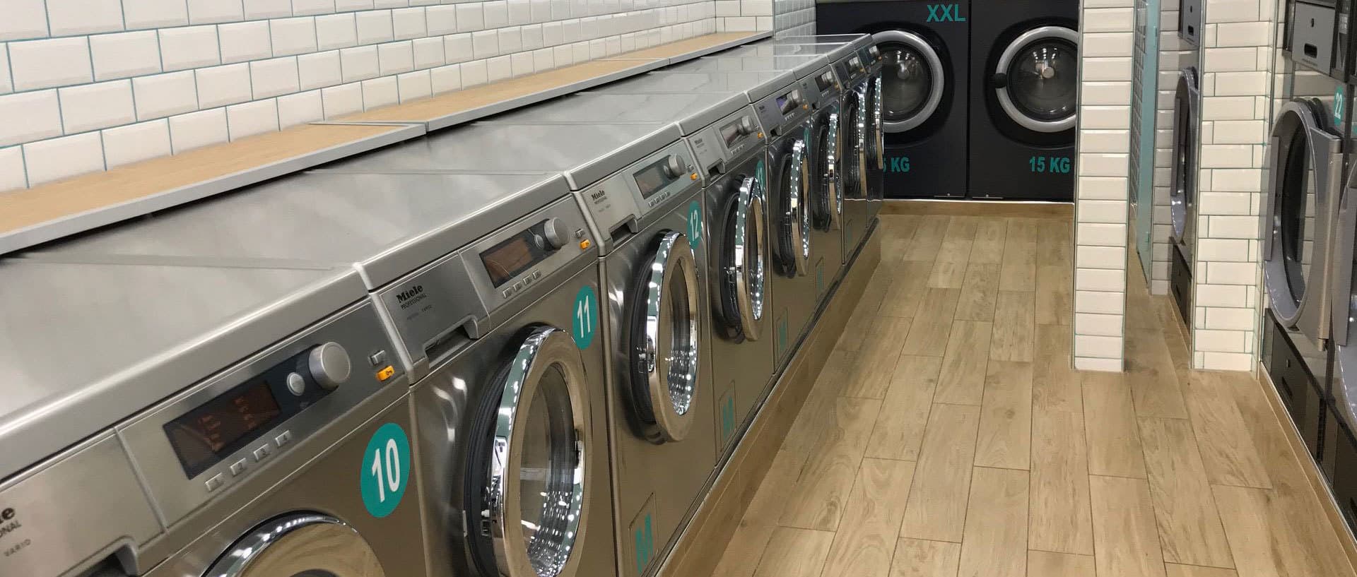Intérieur d'une laverie libre-service Ma Pince à Linge avec machines à laver XXL