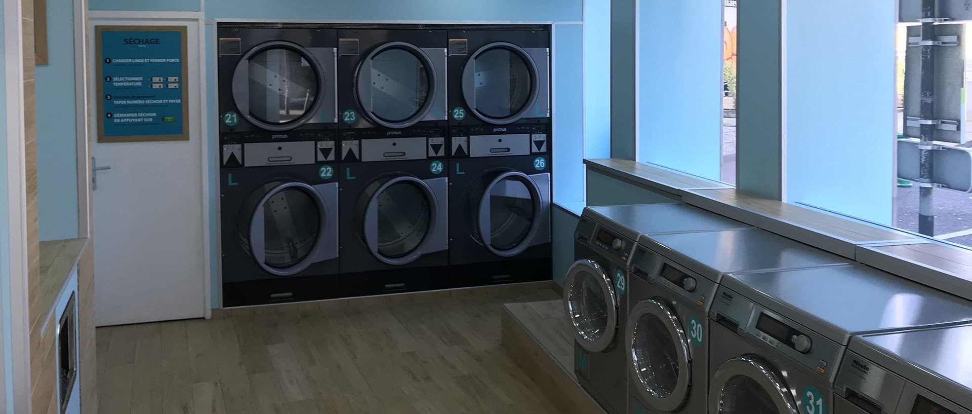 Machines à laver et séchoirs dans une laverie Ma Pince à Linge
